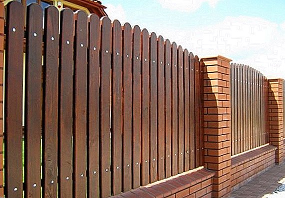 La fabricación de la cerca metálica o de madera del shtaketnik