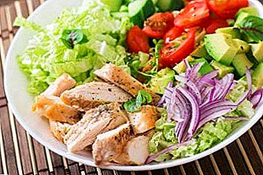12 resepi salad lazat dengan ayam, kubis Cina dan timun